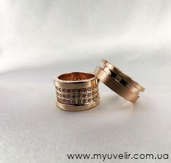 Обручальные кольца из красного золота с цветными камнями.