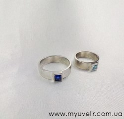 серебряные обручальные кольца с цветным камнем.